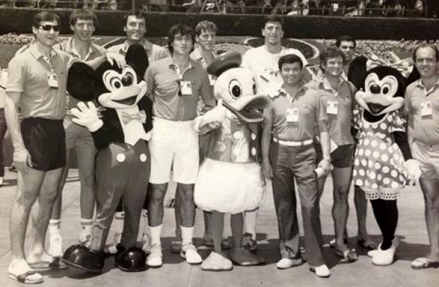 Olimpiadi di Los Angeles del 1984. Riva, Magnifico, Meneghin, Gilardi, Bonamico, Vecchiato, Galleani, Caglieris, Brunamonti e Faina in gita a Disneyland.